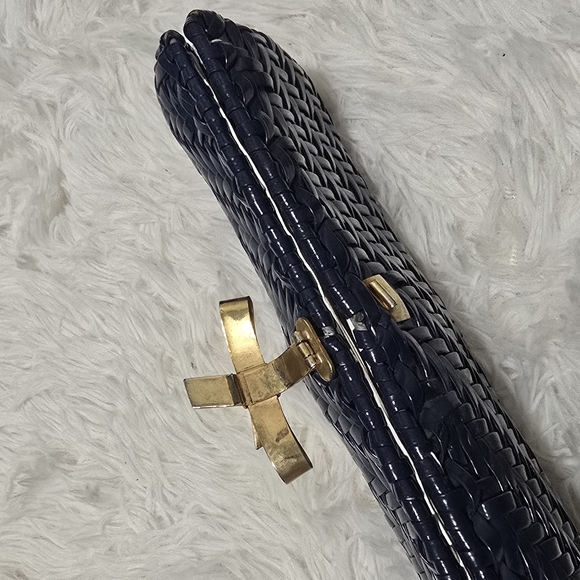 1950s Marcus Brothers Navy Wicker Clutch from Hong Kong with Gold Bow Clasp - Picture 4 of 7